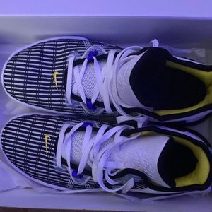 Very good grip, very light on feet, very comfortable and new.